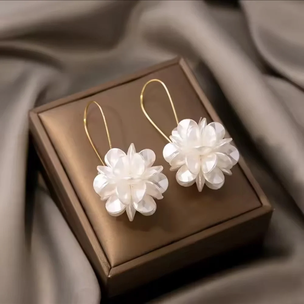 Elegant White Floral Earrings. Wedding Earrings. Party Christmas Jewelry 🌸